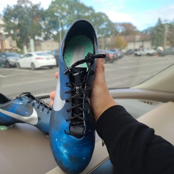 Soccer cleats - Picture 1 of 4